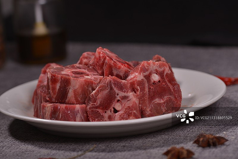 一盘生的羊蝎子图片素材