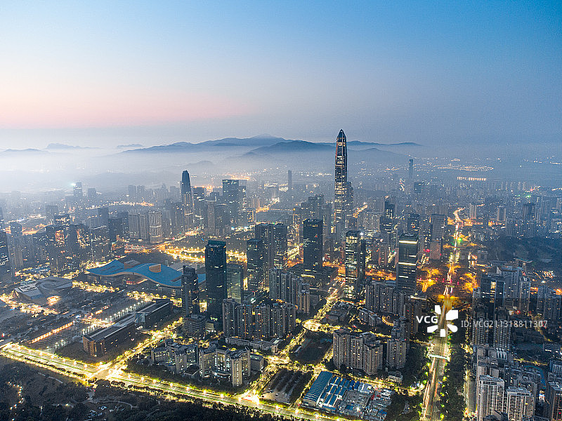 深圳福田CBD在清晨的平流雾下图片素材