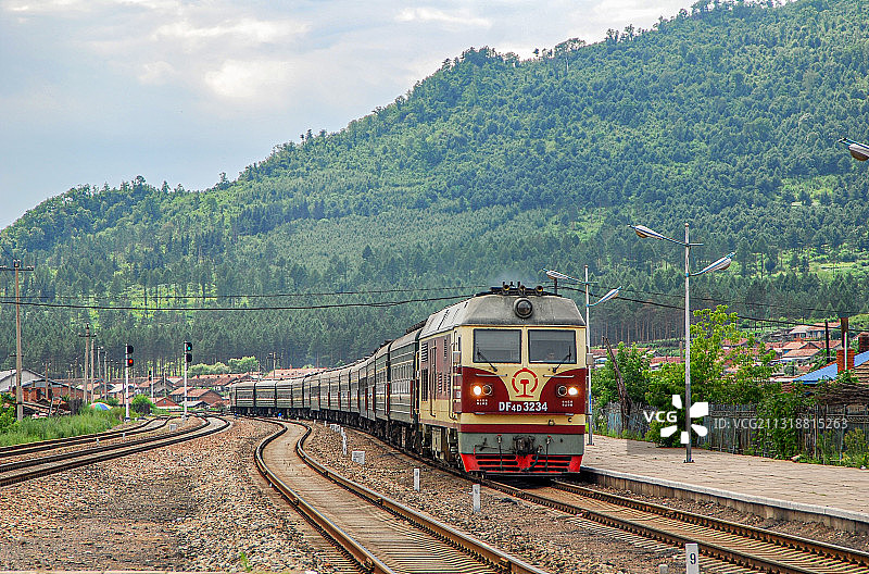 齐齐哈尔-佳木斯K7063次驶入绥佳线带岭站图片素材