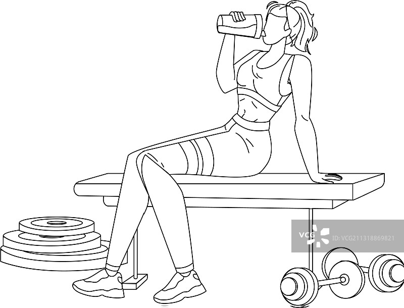 女人用摇壶喝蛋白奶昔图片素材