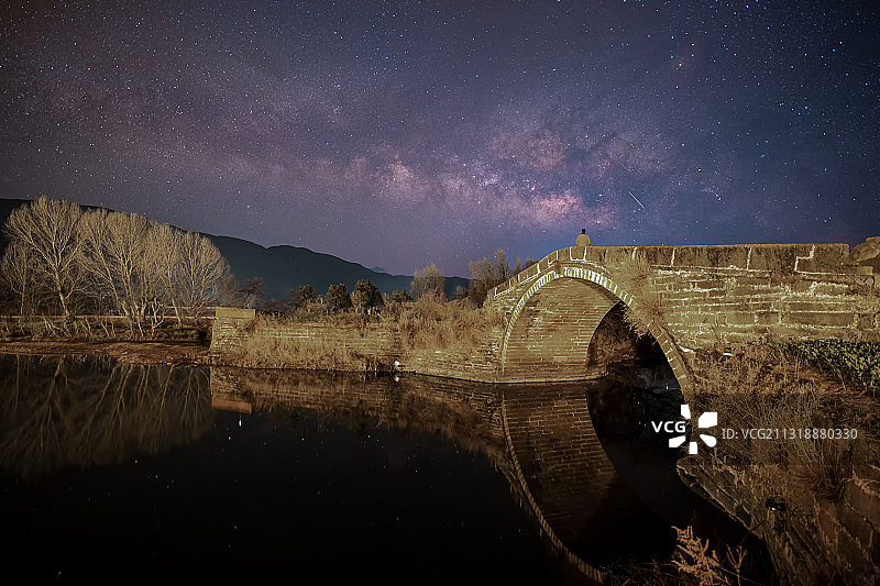 大理白族沙溪古镇玉津桥银河图片素材