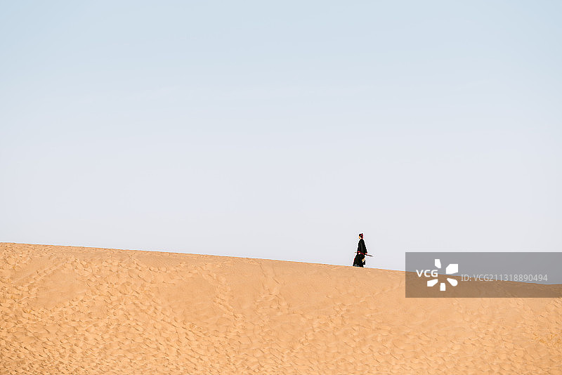 沙漠里的古装女生图片素材