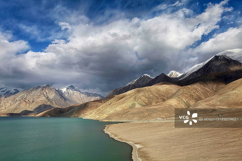 中国新疆帕米尔高原塔什库尔干白沙湖蓝天雪山图片素材