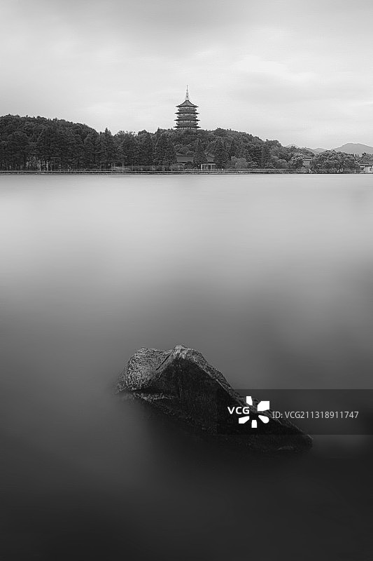 西湖里的石头图片素材