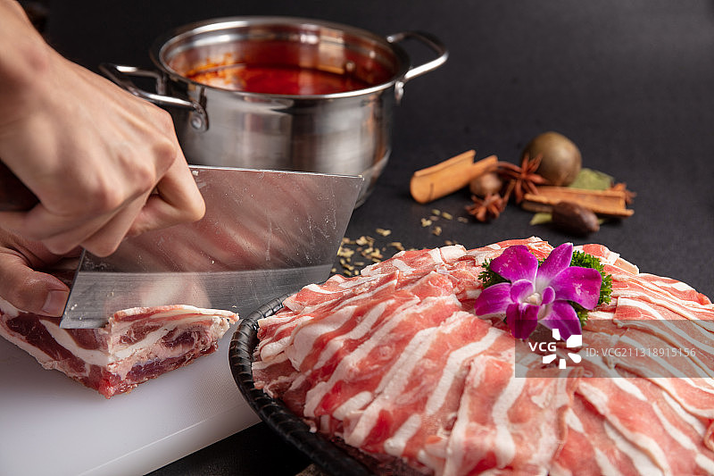 厨师刀切肥牛肥羊肉图片素材