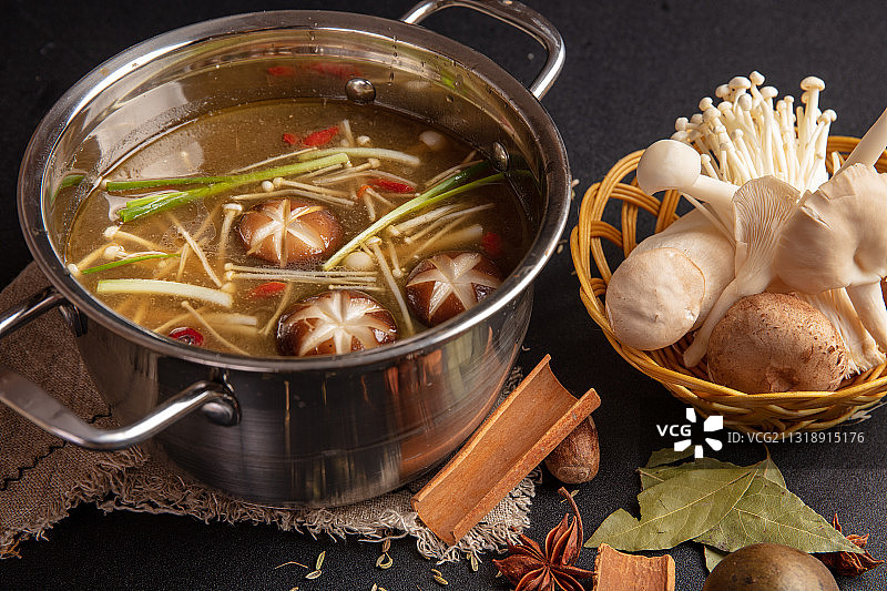 菌菇汤火锅底料图片素材