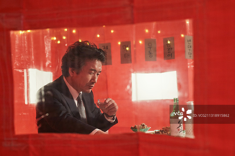中年男人，社会两极分化，失业，焦虑，酒精，餐厅图片素材