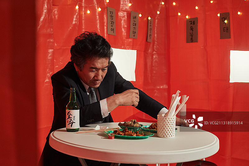 中年男人，社会两极分化，失业，焦虑，食堂，后悔图片素材