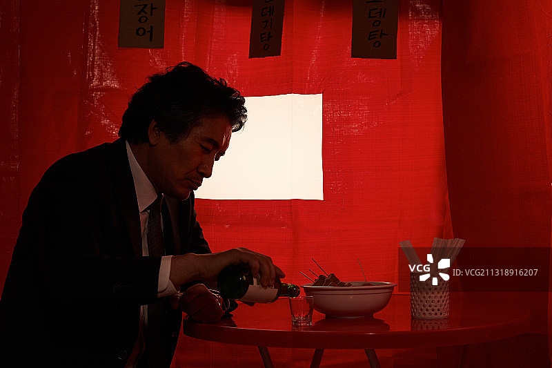 中年男人，社会两极分化，失业，焦虑，酒精，餐厅图片素材