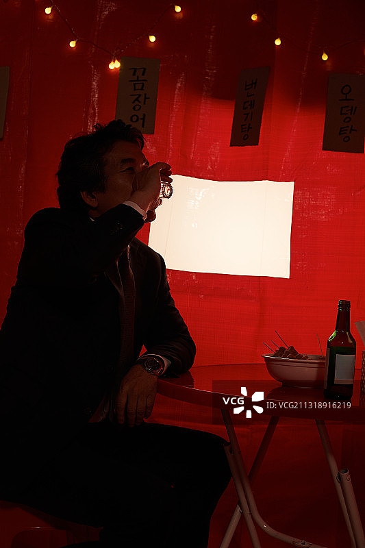 中年男人，社会两极分化，失业，焦虑，酒精，餐厅图片素材