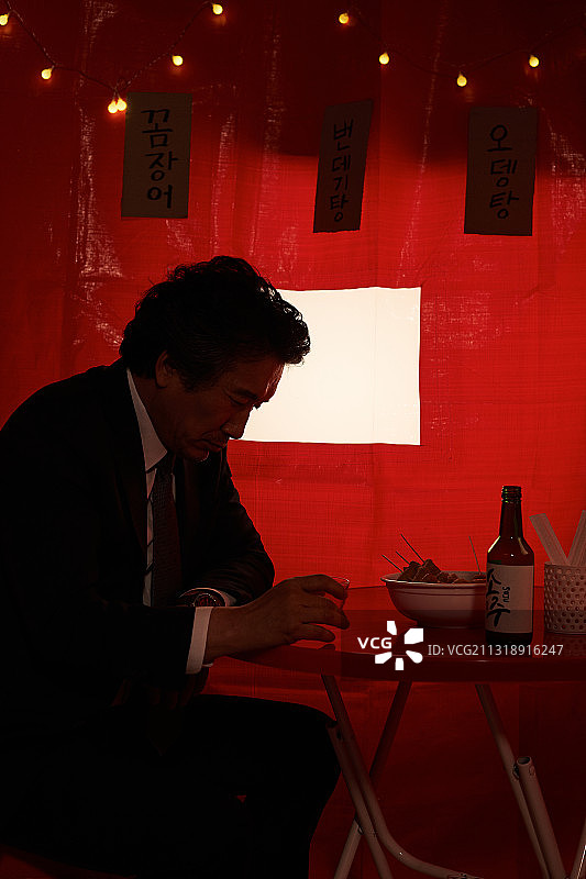 中年男人，社会两极分化，失业，焦虑，食堂图片素材