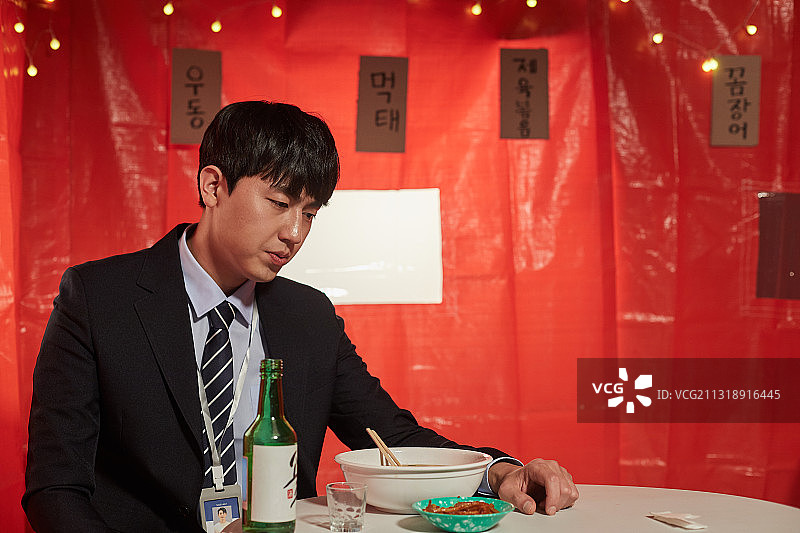 失业青年商人困惑叹息图片素材