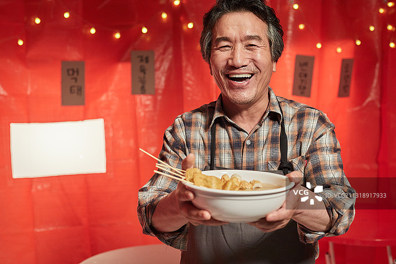 50年代的商人，鱼饼汤，微笑图片素材