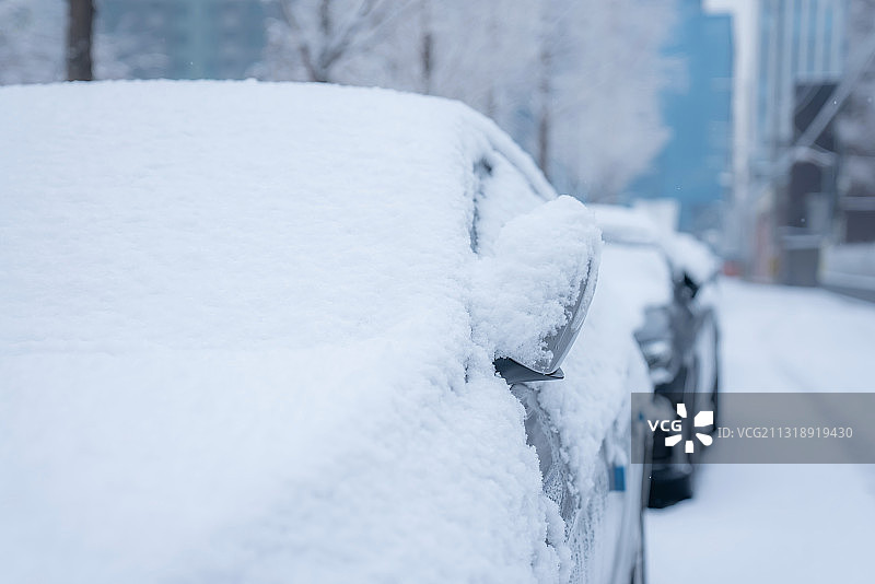 冬季寒潮雪天道路汽车车险图片素材
