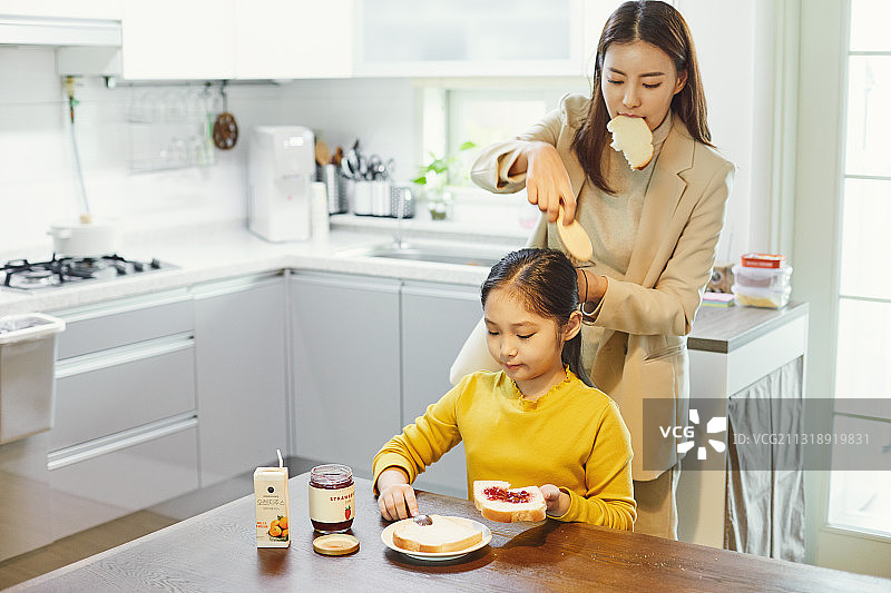 职场妈妈的早晨：送女儿上学，准备早餐图片素材