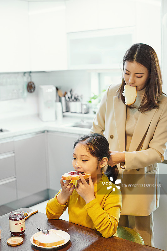 职场妈妈的早晨：送女儿上学，准备早餐图片素材