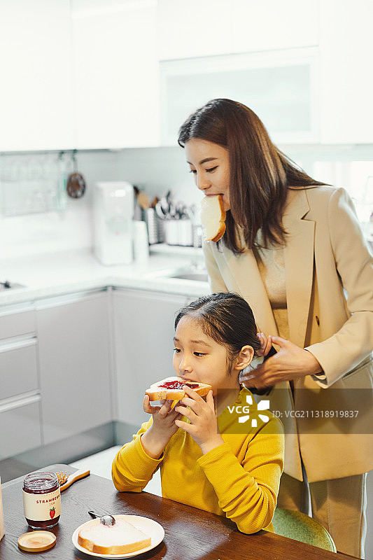 职场妈妈的早晨：送女儿上学，准备早餐图片素材