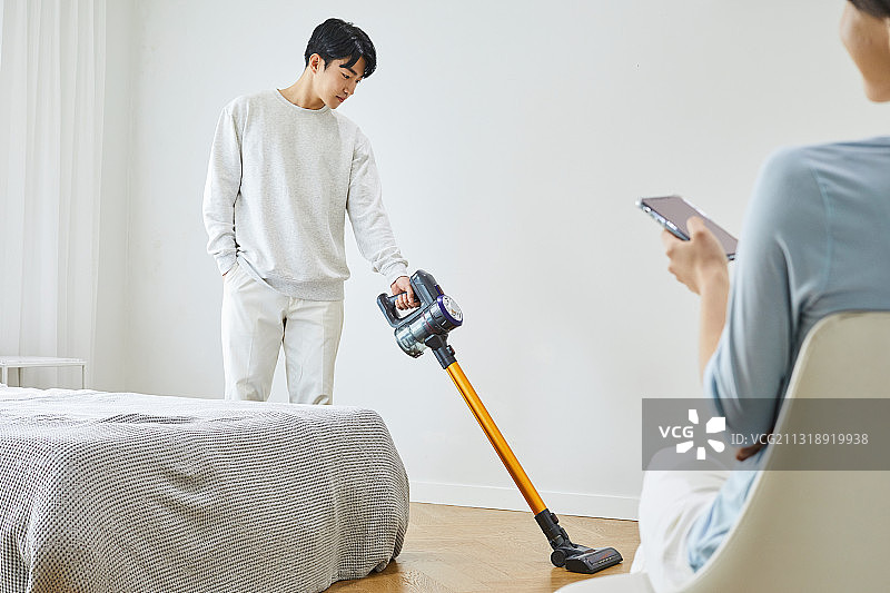 男人、成人、真空吸尘器、清洁工具、家用电器图片素材