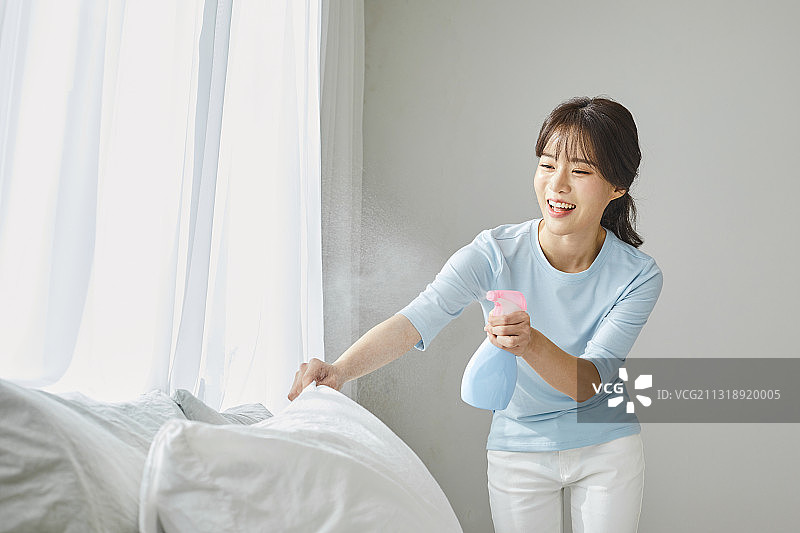 成人、床、微笑、香味、衣物柔顺剂、除臭剂图片素材