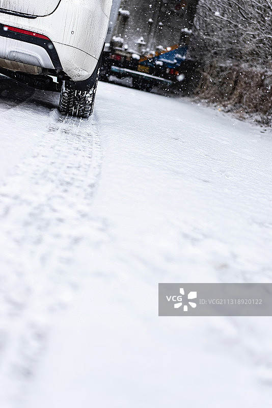 雪地道路汽车轮胎痕迹图片素材