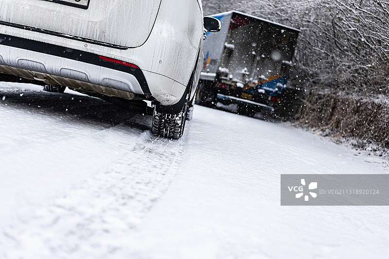 雪地道路汽车轮胎痕迹图片素材