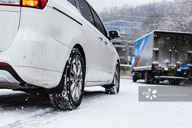 雪地道路汽车轮胎痕迹图片素材