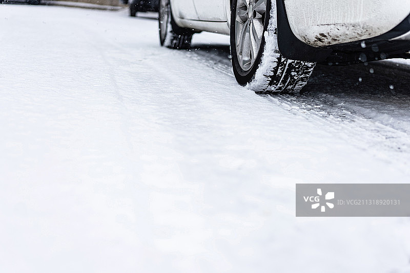 雪地道路汽车轮胎痕迹图片素材