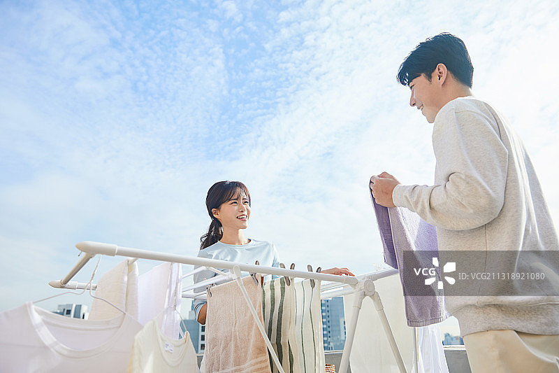 晾晒的衣物，晾衣架上的新婚夫妇图片素材