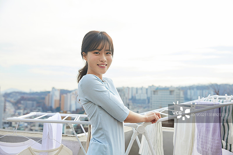晾晒干净的衣物，晾衣架，女性图片素材