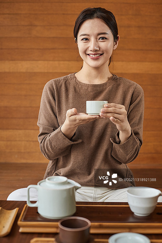 女性单人生活品茶茶道自制微笑图片素材
