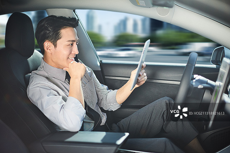 一名男子在车里拿着数位板图片素材