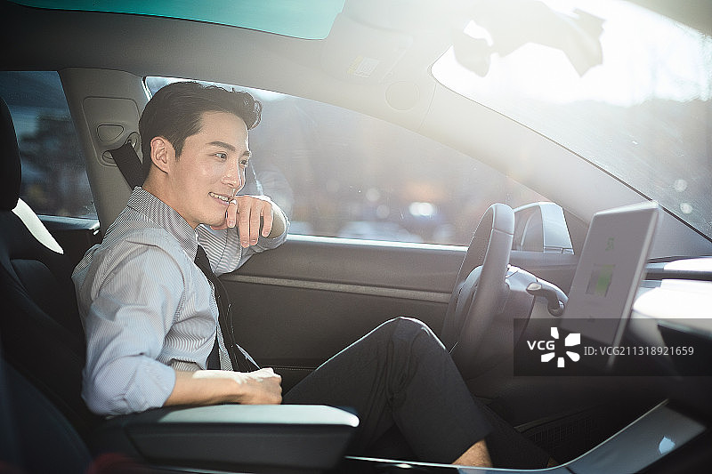 男人在车里看屏幕图片素材