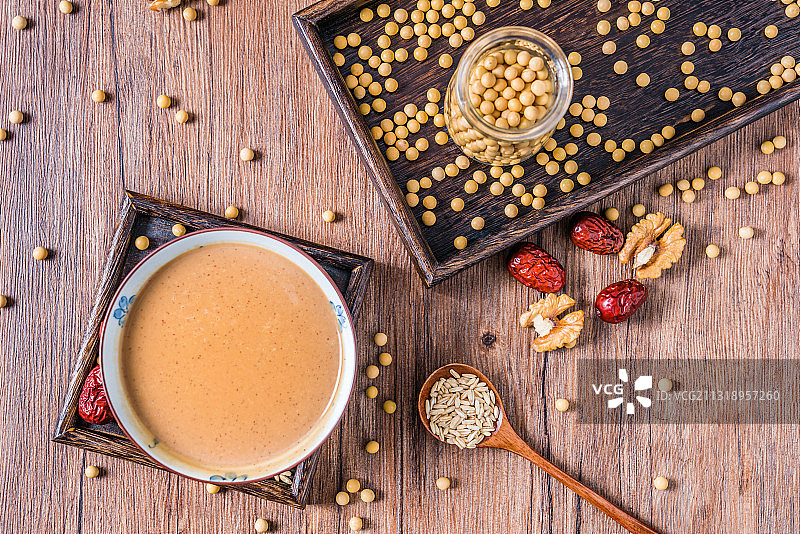 健康养生中式饮品红枣核桃燕麦五谷豆浆图片素材