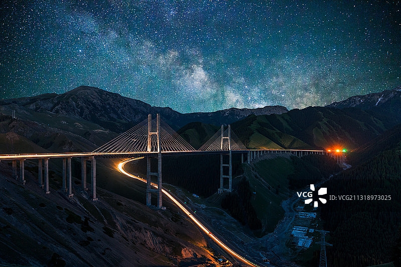新疆果子沟大桥夜景图片素材