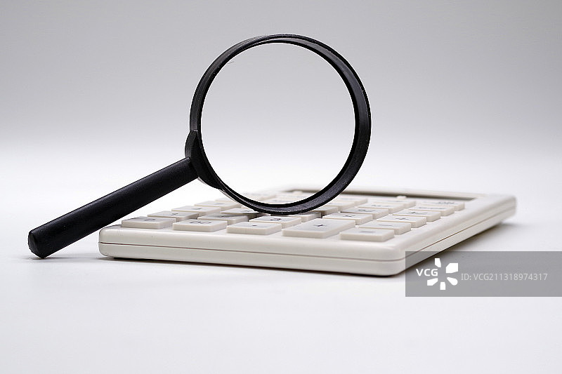 计算器与放大镜概念图片图片素材