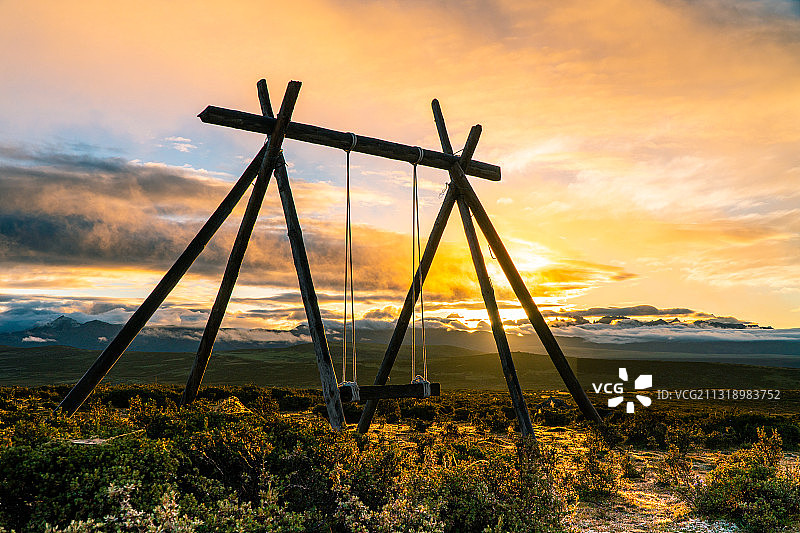 甘孜州新都桥鱼子西秋千与日出图片素材