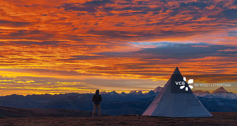 川西鱼子西火烧云，贡嘎雪山图片素材