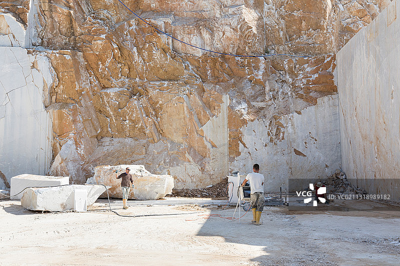 卡拉拉采石场中带有工人身影的大理石采石场图片素材