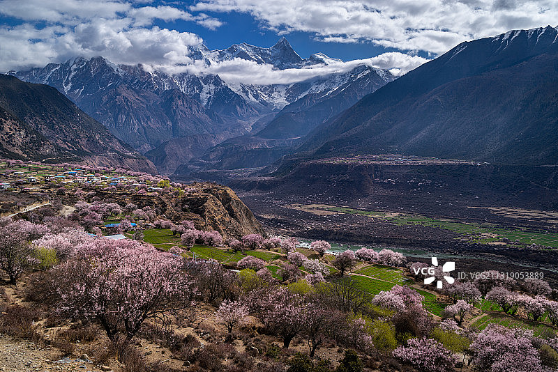 南迦巴瓦雪山下的索松村图片素材