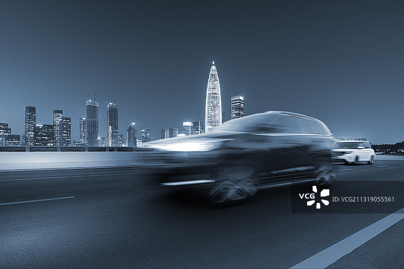 深圳后海人才公园天际线和高速行驶的汽车图片素材
