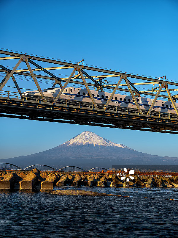 富士川上的新干线图片素材