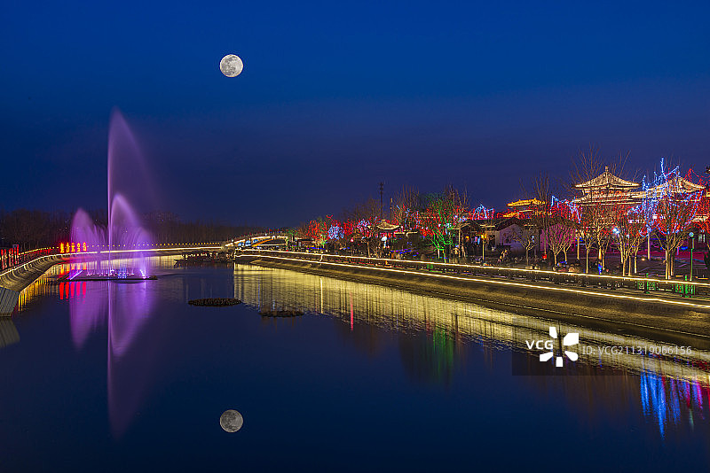 年年元夜时，花市灯如昼。天津杨柳青大运河元宵节之夜。图片素材