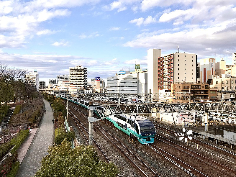 A Train bound for Spring图片素材