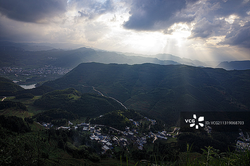 1E8A0808-阳光普照大地--2018.6六盘水盘州市S图片素材