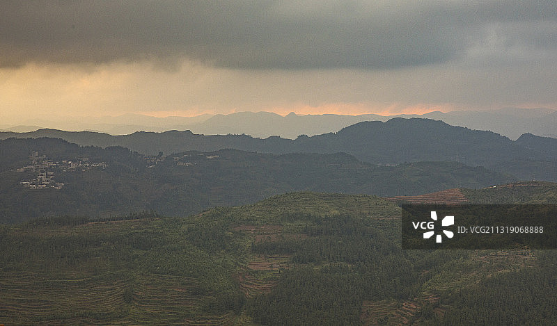 阳光普照大地，山外有山图片素材