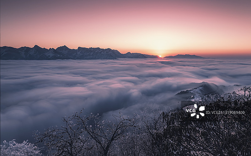 《江山多娇》拍摄于中国四川雅安宝兴县达瓦更扎景区。图片素材
