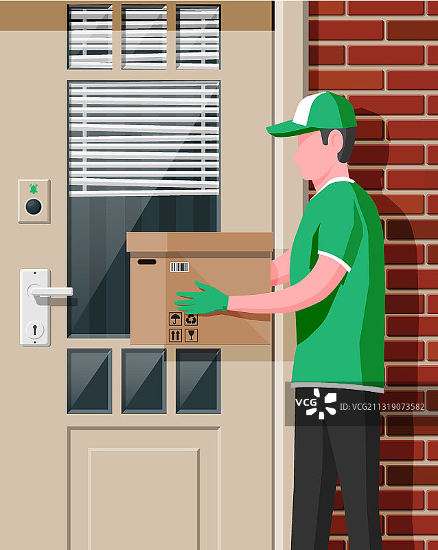 男人将纸板箱放在房屋外墙附近图片素材