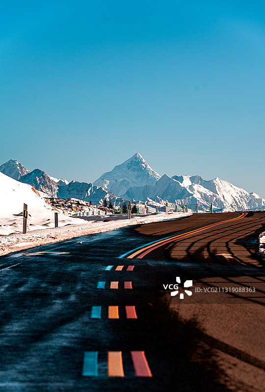 贡嘎雪山下的彩虹公路图片素材