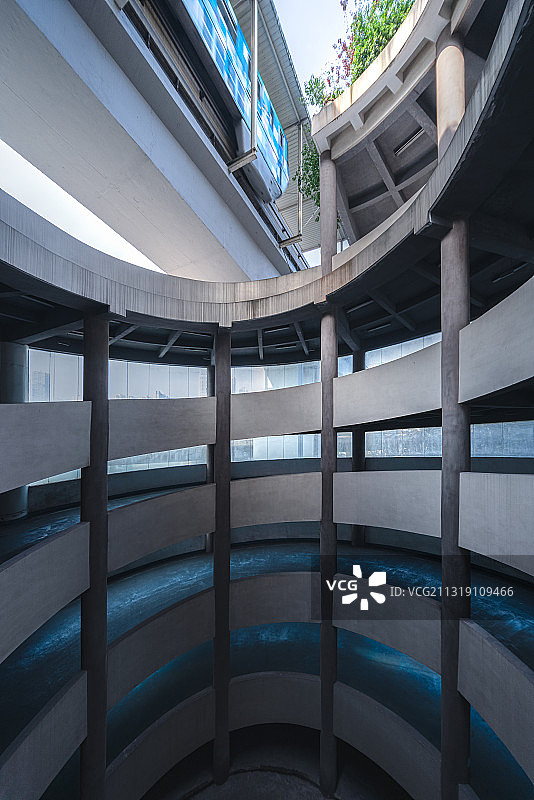 某小区螺旋车库上方驶过单轨二号线图片素材