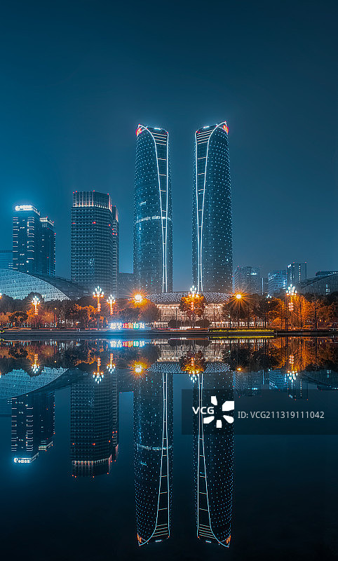 四川成都金融城双子塔夜景城市建筑风光图片素材